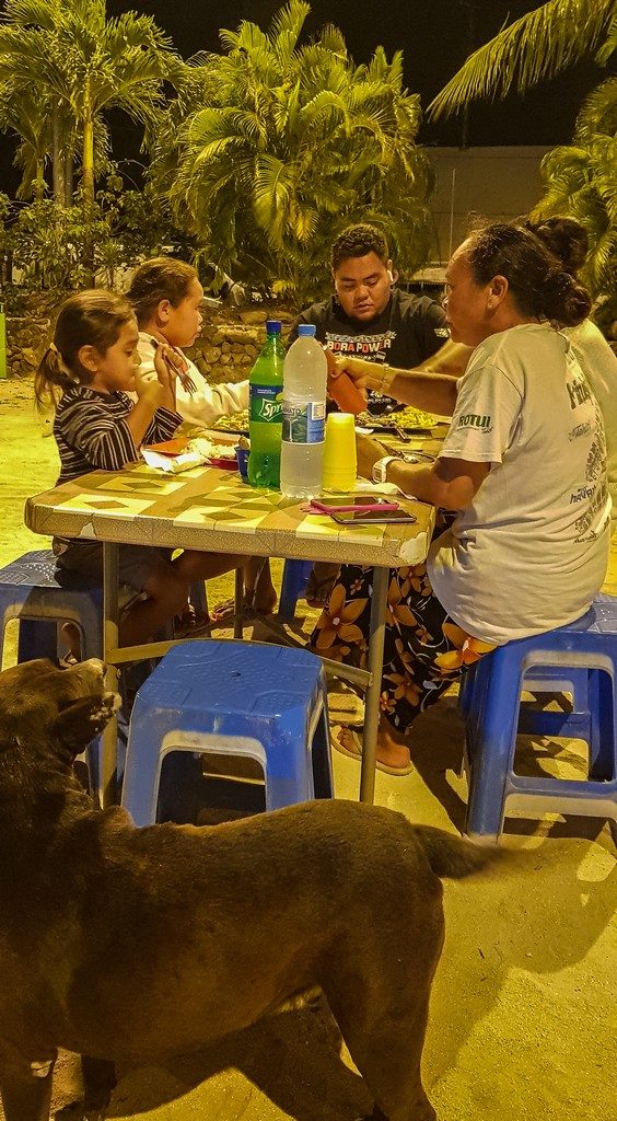famiglia cena alle roulotte