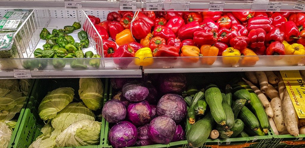 verdura nello scaffale di un supermercato 