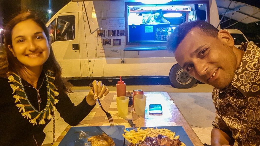 coppia cena alle roulotte con pesce e patate fritte