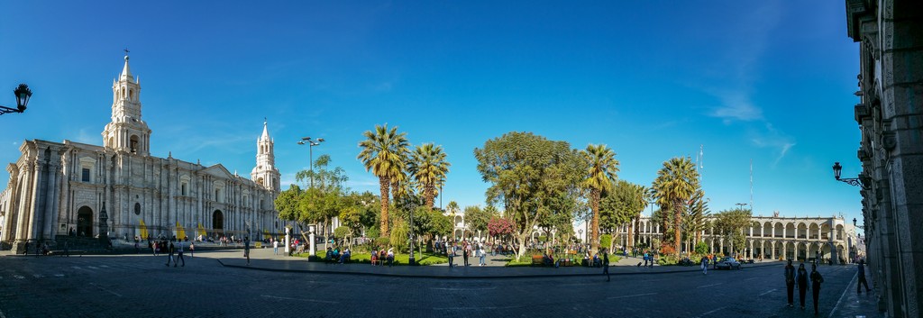 Plaza de Armas con edifici e alberi