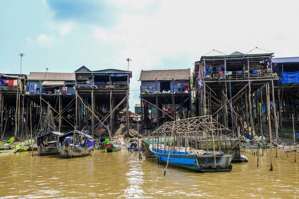 come visitare Kompong Khleang palafitte sul fiume con barche