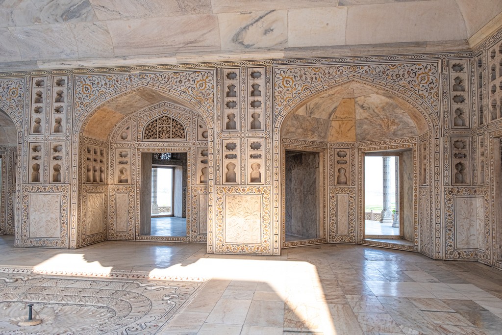 Guida alla visita dell’Agra Fort edificio moghul bianco