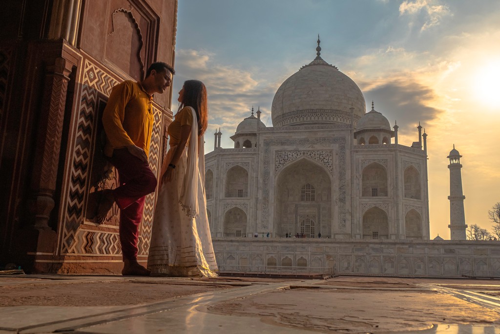 Fotografare il Taj Mahal coppia davanti monumento