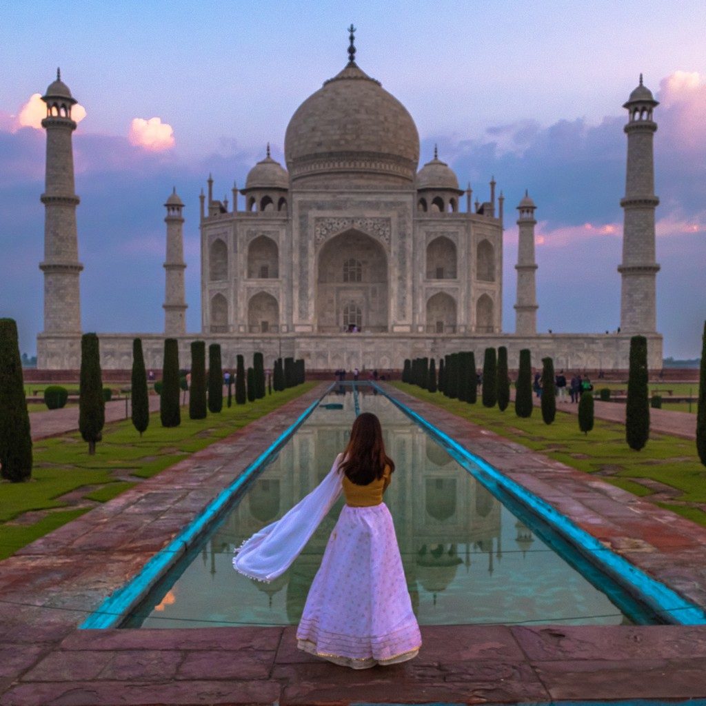 Fotografare il Taj Mahal ragazza davanti monumento