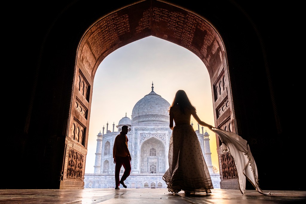 Fotografare il Taj Mahal coppia davanti monumento