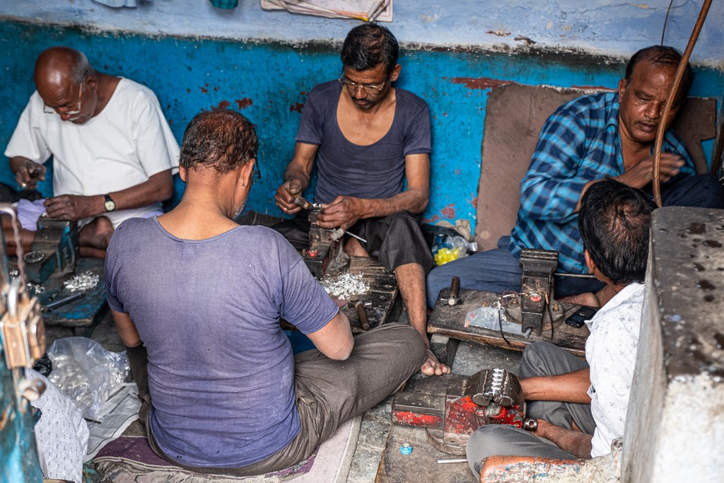 5 cose da fare a Udaipur artigiani lavorano l'argento