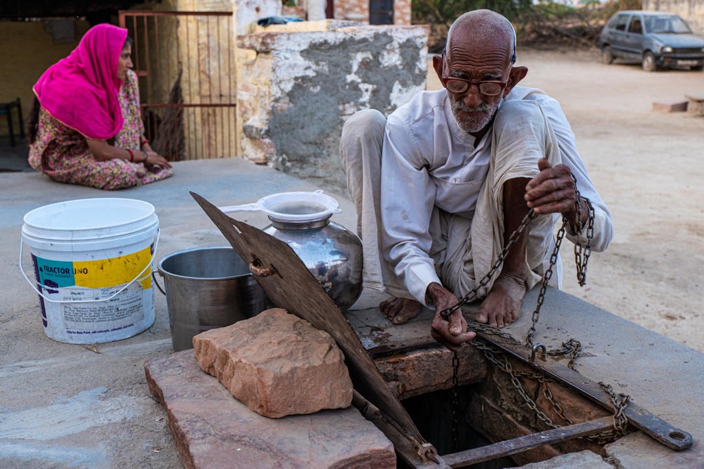 Visitare un villaggio Bishnoi nonno prende l'acqua