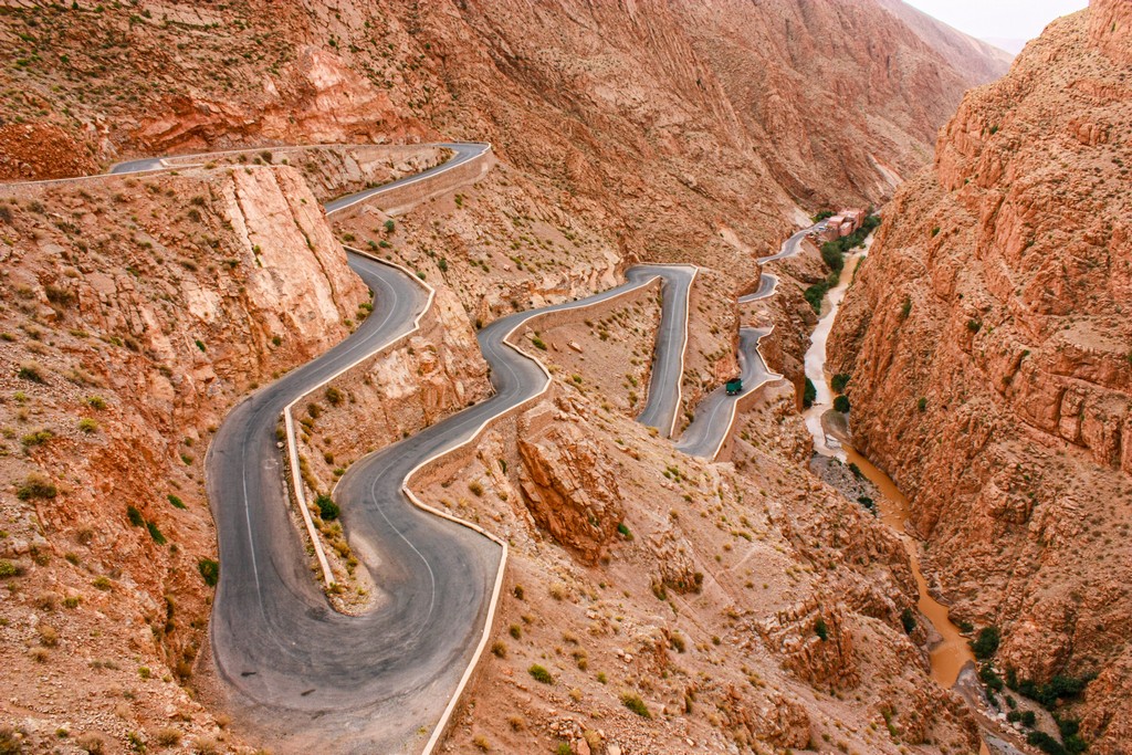itinerario in Marocco in una settimana strada serpeggia sulla montagna