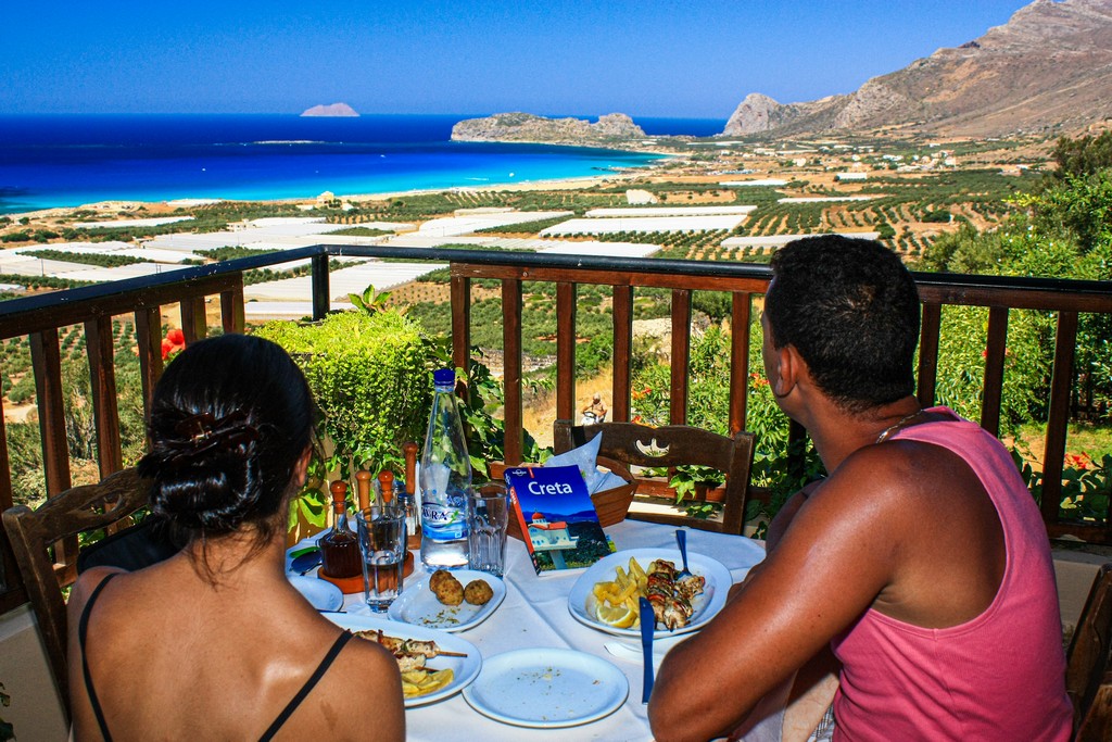 migliori spiagge di Creta coppia al ristorante panoramico