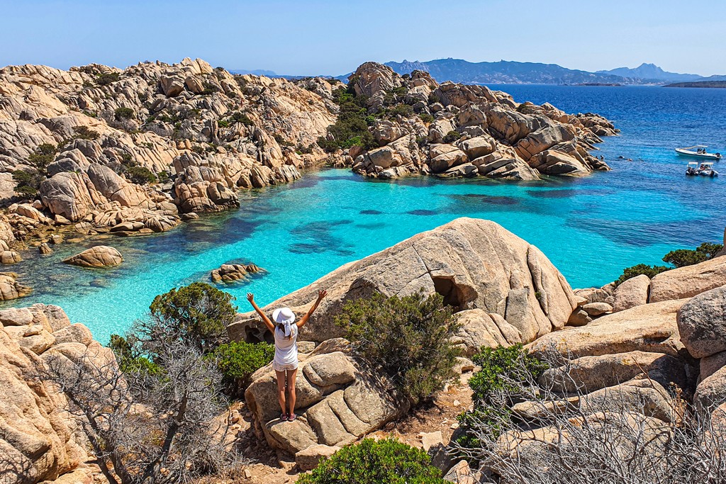 Guida all’arcipelago della Maddalena Sardegna spiaggiia con ragazza