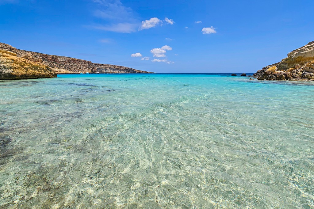 La spiaggia dei Conigli a Lampedusa spiaggia con mare azzurro