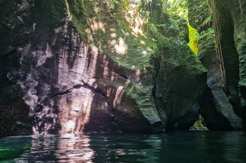 Titou Gorge a Dominica gola scura