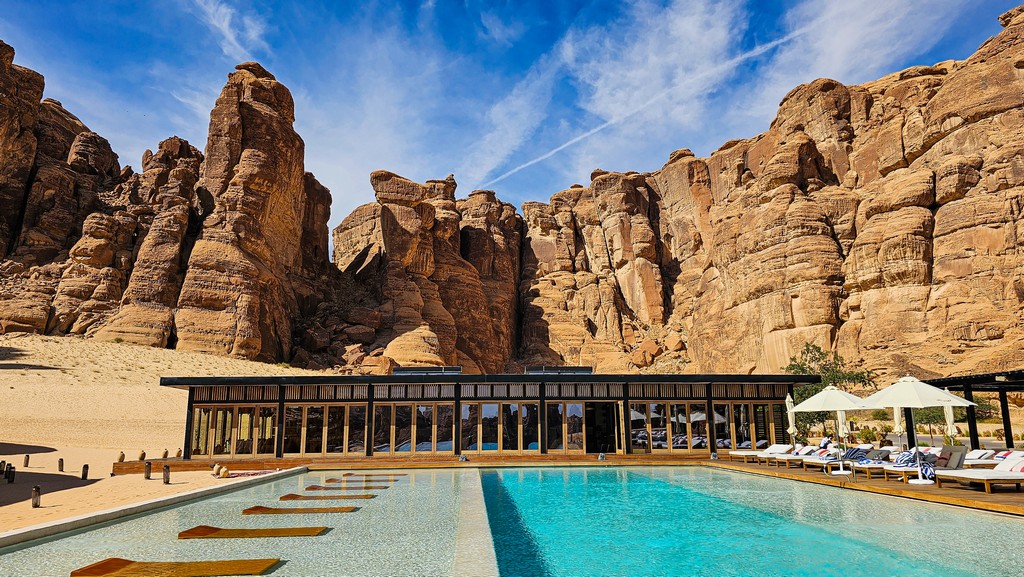 guida alla visita di AlUla  piscina con montagne