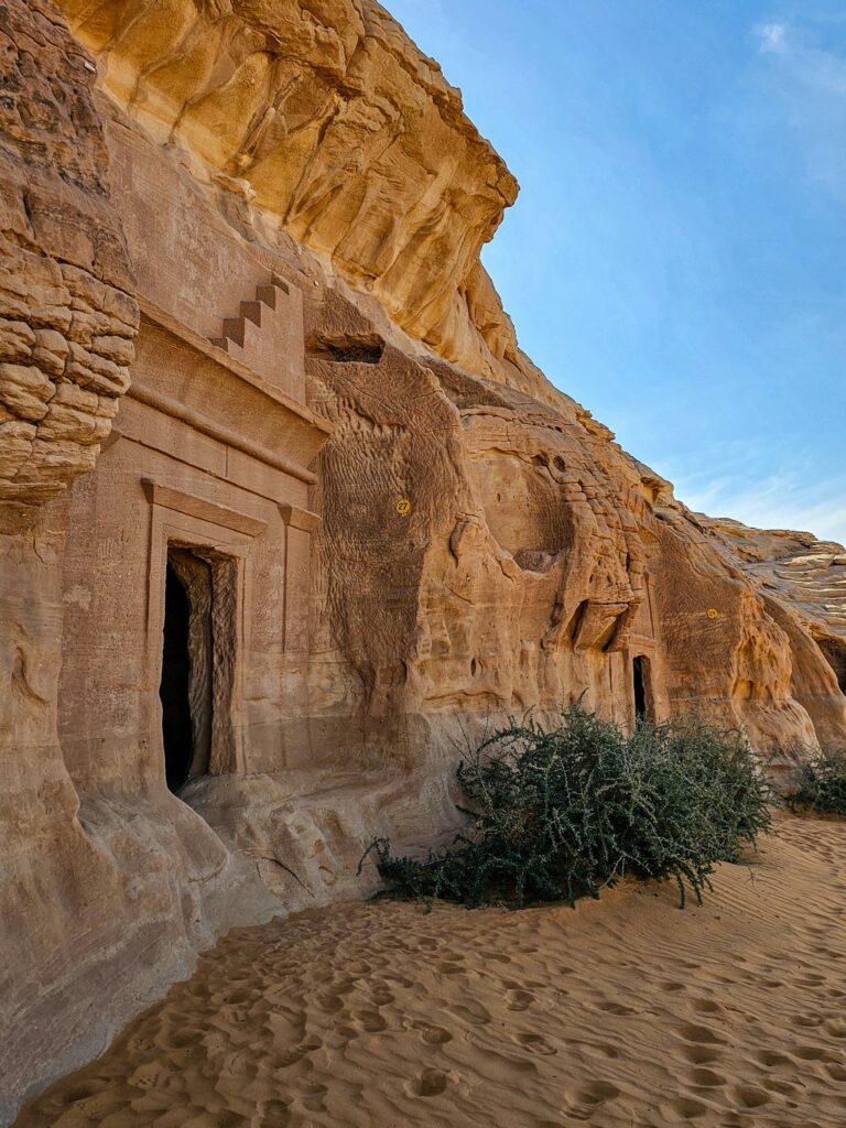 Guida alla visita di Hegra resti archeologici nella roccia