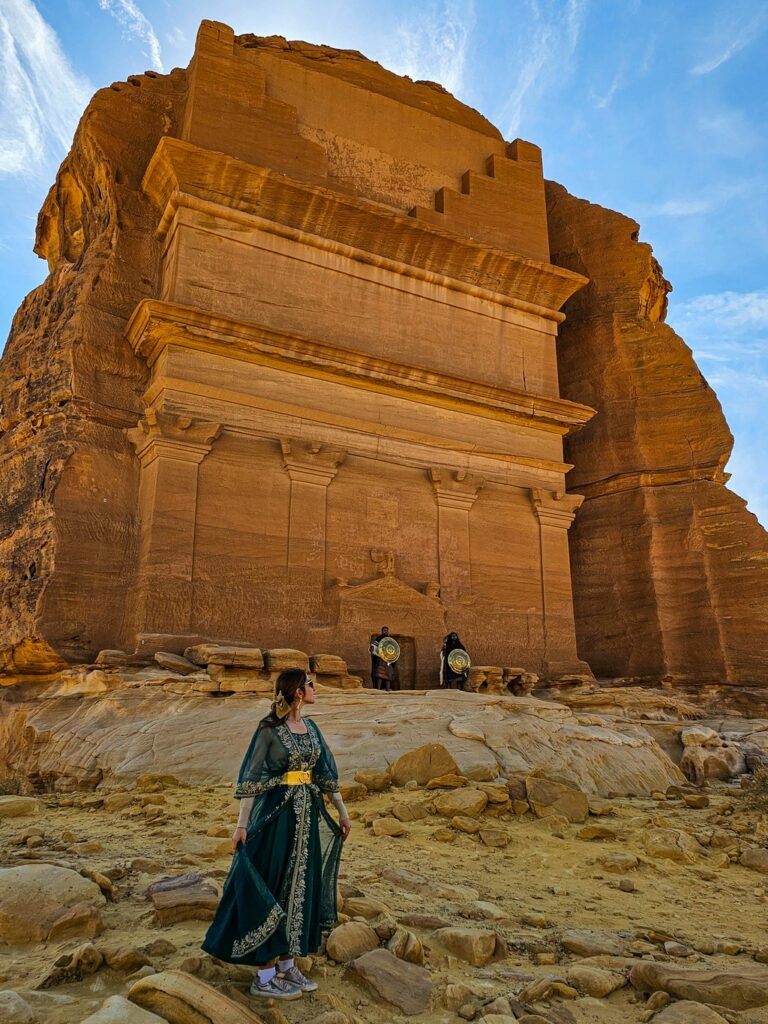 Guida alla visita di Hegra ragazza con sito archeologico