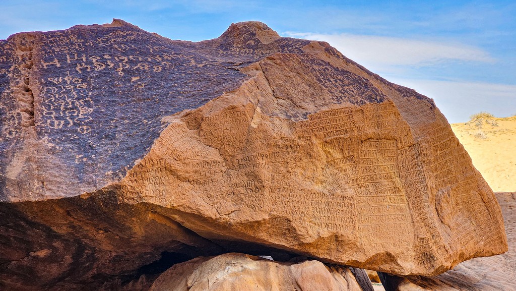 Cosa vedere ad AlUla iscrizioni nella roccia