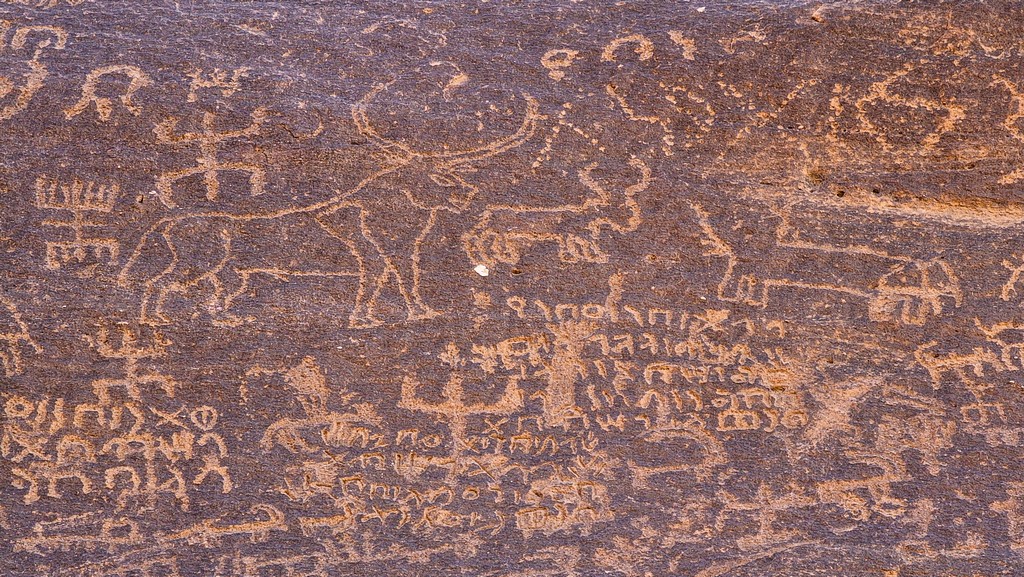 Cosa vedere ad AlUla iscrizioni sulla roccia