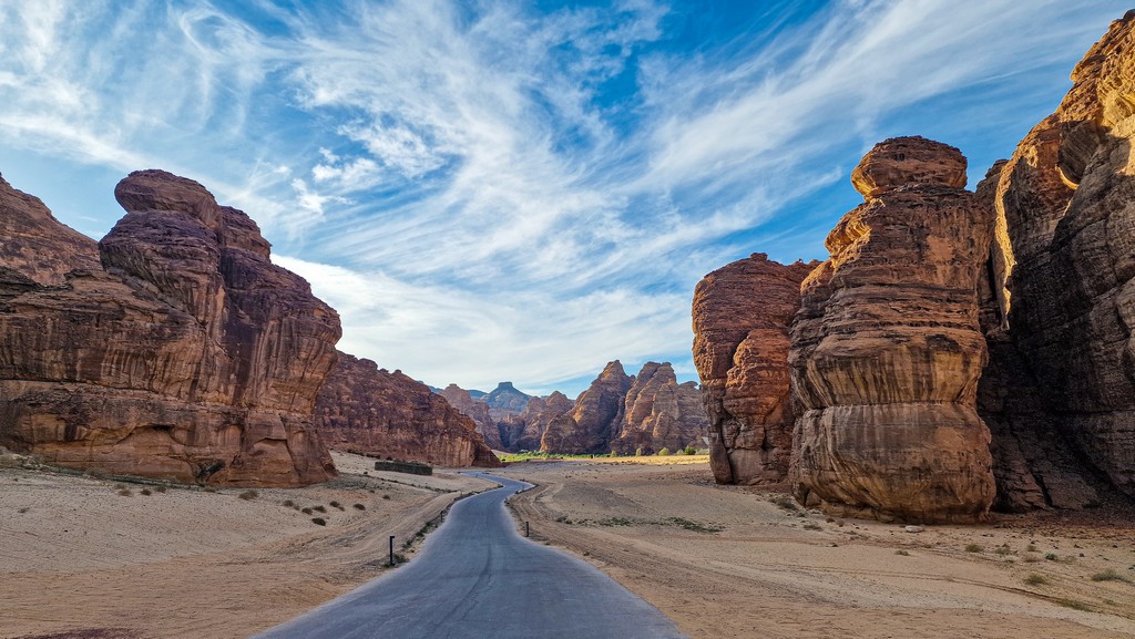 Cosa vedere ad AlUla strada con roccia