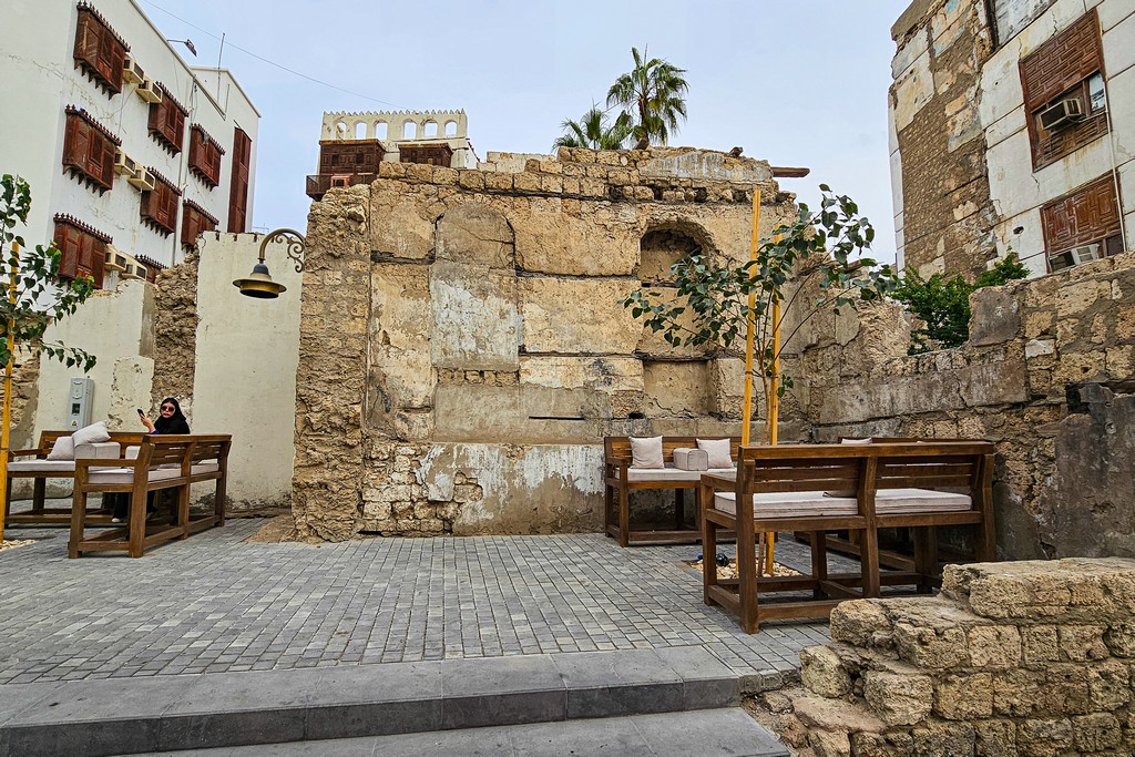 Guida alla visita di Al Balad scorcio con panchine