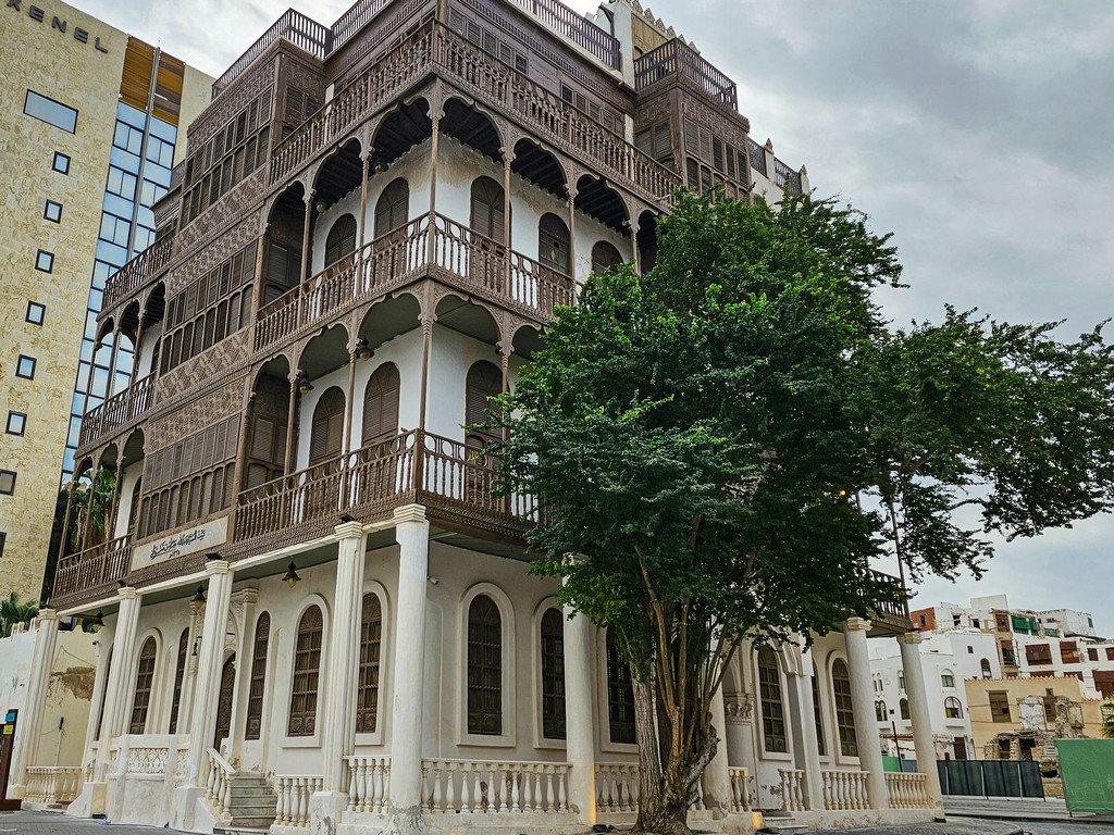 edificio antico con balconcini